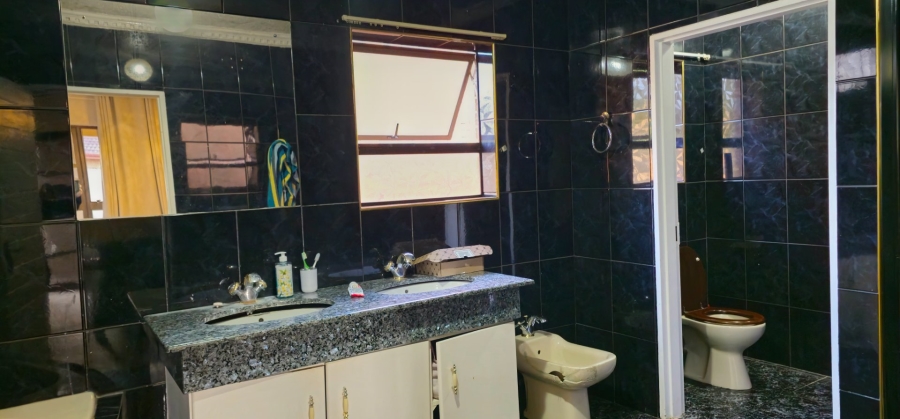 4 Bedroom Property for Sale in Heuwelsig Free State